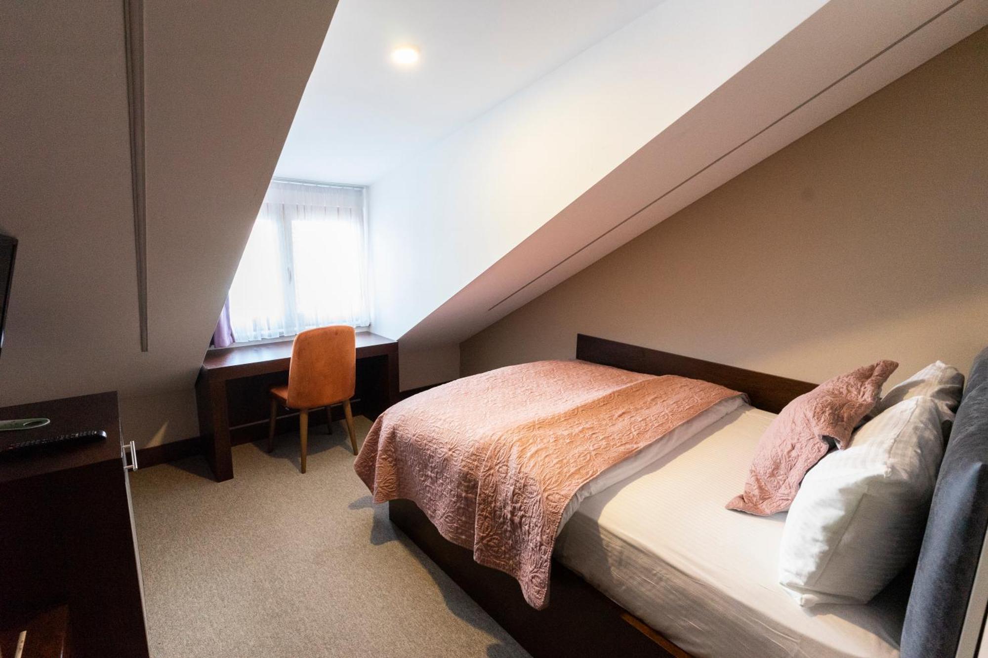 Hotel Prizreni Bagian luar foto
